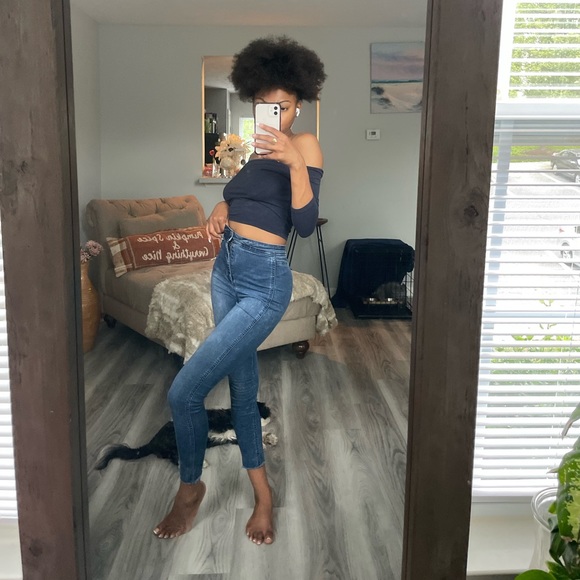 Black Off Shoulder Croptop - Picture 12 of 16